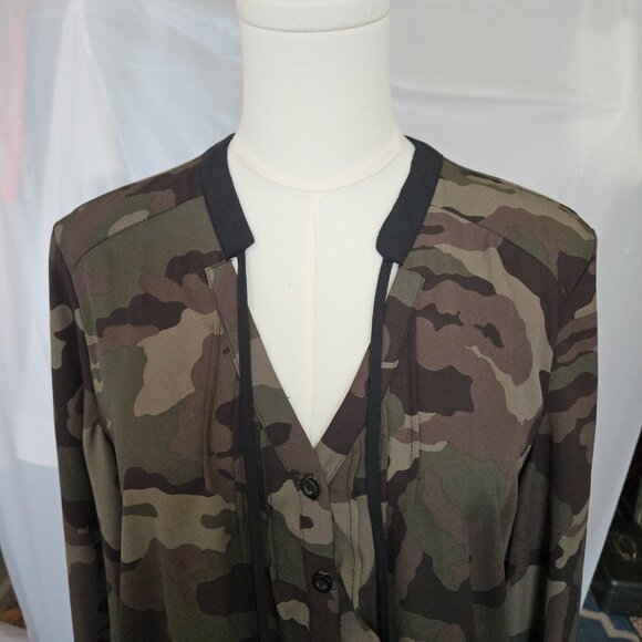 New York & Company Camo Print Blouse – Size M | Long Sleeve V-Neck Tunic - NWT - Picture 4 of 8
